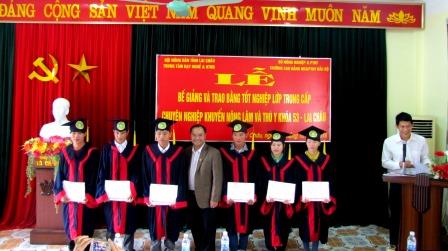 Đ/c Mùa A Trừ, TUV, Chủ tịch HND tỉnh  trao Bằng tốt nghiệp cho các học viên