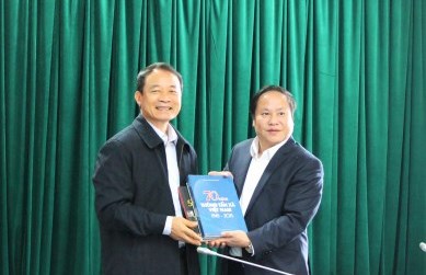   Đ/c Lê Duy Truyền, Phó tổng Giám đốc TTXVN tặng một số ấn phẩm của cơ quan Thông tấn xã cho Đ/c Tống Thanh Hải, Phó Chủ tịch UBND tỉnh