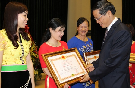   Đồng chí Vũ Văn Hoàn, Phó Bí thư Tỉnh ủy, Chủ tịch HĐND tỉnh  trao tặng danh hiệu Nhà giáo ưu tú cho giáo viên có thành tích xuất sắc trong sự nghiệp Giáo dục