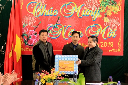 Đồng chí Tống Thanh Hải - Ủy viên Ban Thường vụ Tỉnh ủy, Phó Chủ tịch Thường trực UBND tỉnh tặng quà chúc tết cho xã Hua Bum (huyện Nậm Nhùn)