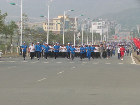 Đông đảo cán bộ, chiến sĩ, Nhân dân tham gia chạy bộ hưởng ứng Ngày chạy Olympic “Vì sức khỏe toàn dân năm 2016”