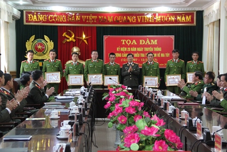 Thiếu tướng Lê Văn Bảy - Giám đốc Công an tỉnh tặng Giấy khen cho 14 cá nhân có thành tích xuất sắc
