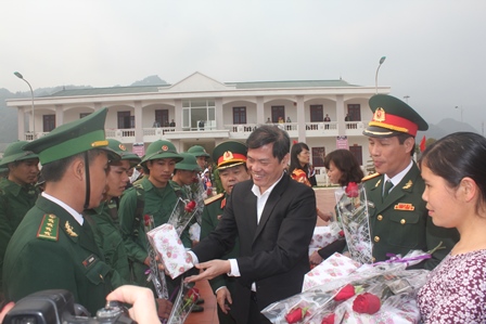 Lãnh đạo Quân khu II và lãnh đạo tỉnh thăm hỏi, động viên thanh niên thành phố Lai Châu lên đườngnhập ngũ