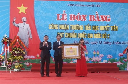 Đồng chí Vương Văn Thắng - UVBTV Tỉnh ủy, Bí thư Thành ủy Lai Châu trao Bằng công nhận đạt chuẩn quốc gia mức độ 2 cho Trường Tiểu học Quyết Tiến