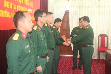   Đại tá Trương Minh Đức, Phó Bí thư Thường trực Đảng ủy, Chính ủy Bộ CHQS tỉnh trao quyết định cho các đồng chí được bổ nhiệm chức vụ, điều động cán bộ quý I năm 2018