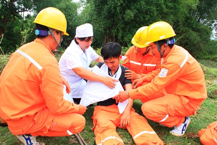 Lực lượng tham gia khắc phục sự cố sơ cứu ban đầu cho công nhân bị thương