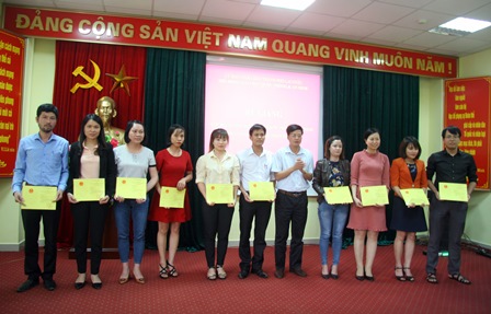   Lãnh đạo thành phố Lai Châu trao giấy chứng nhận cho học viên