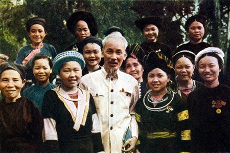 Bác Hồ với đại biểu phụ nữ các dân tộc Việt Bắc (năm 1959)