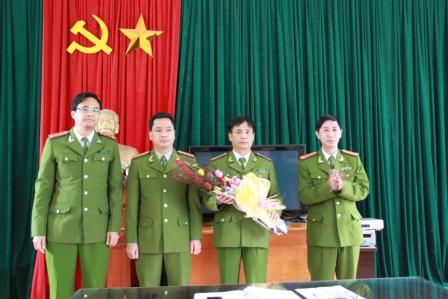 Đại tá Bùi Xuân Phong - Phó Giám đốc Công an tỉnh tặng hoa chúc mừng CBCS phòng PC45 trong chuyên án 414G