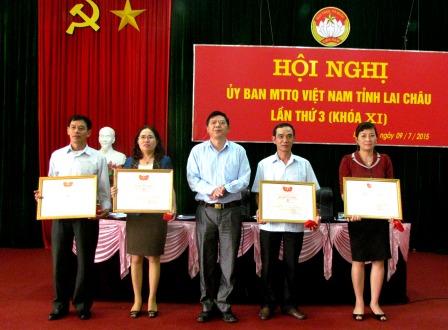 Thừa ủy quyền của Ban Thường trực Ủy ban Trung ương MTTQ Việt Nam Đồng chí Tẩn Vản Pao trao Kỷ niệm chương “Vì sự nghiệp đại đoàn kết dân tộc” cho các cá nhân