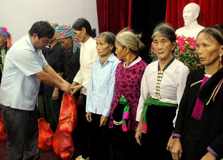 Đồng chí Giàng A Tính - Ủy viên Ban Thường vụ Tỉnh ủy, Phó Chủ tịch UBND tỉnh trao quà cho người có công với cách mạnh, thân nhân liệt sỹ