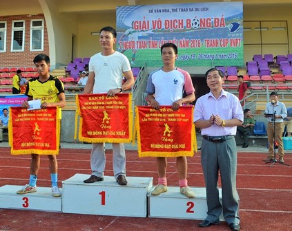 Đồng chí Trần Văn Chí - Phó Giám đốc Sở Văn hóa, Thể thao và Du lịch, Trưởng Ban Tổ chức trao giải cho các đội bóng