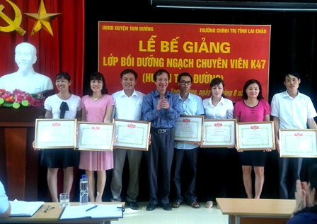   Thầy giáo Đinh Quốc Hùng - Hiệu trưởng Trường Chính trị tặng Giấy khen cho các học viên đạt thành tích xuất sắc trong học tập