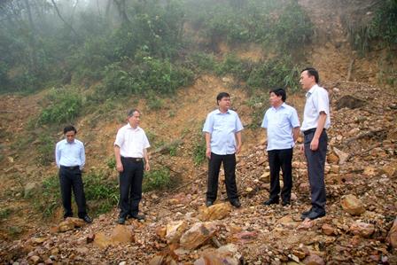 ...kiểm tra thực địa sạt lở hàng trăm khối đất đá gây tắc từ tuyến đường tỉnh lộ 128 đi xã Làng Mô, Tủa Sín Chải của huyện Sìn Hồ