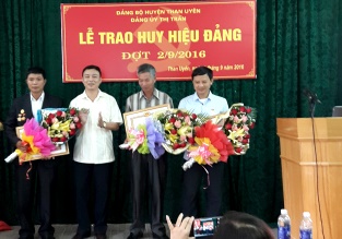 Lãnh đạo Ban Tổ chức Huyện ủy trao Huy hiệu Đảng tại Đảng bộ Thị trấn Than Uyên