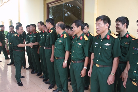 Đồng chí Thiếu tướng Trịnh Văn Quyết, Bí thư Đảng ủy, Chính ủy Quân khu thăm hỏi, động viên cán bộ, chiến sĩ Bộ CHQS tỉnh
