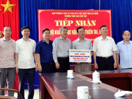 Đồng chí Hứa Ngọc Hiệp – Phó Tổng giám đốc VRG trao số tiền 100 triệu đồng cho Công ty Cổ phần cao su Lai Châu hỗ trợ công nhân bị thiên tai