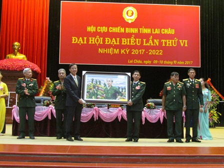 Đồng chí Vũ Văn Hoàn - Phó Bí thư Tỉnh ủy, Chủ tịch HĐND tỉnh  tặng Đại hội bức chân dung Chủ tịch Hồ Chí Minh với bộ đội