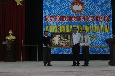 Đồng chí Vũ Văn Hoàn - Phó Bí thư Tỉnh ủy, Chủ tịch HĐND tỉnh tặng Bức tranh “Chân dung Bác Hồ” cho Nhân dân bản Sùng Chô