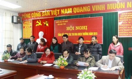 Đại diện lãnh đạo các đơn vị trong Khối ký kết giao ước thi đua năm 2016