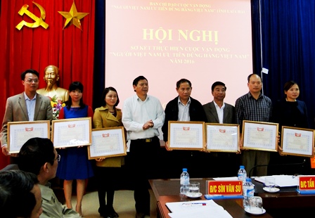 Ban Chỉ đạo cuộc vận động “Người Việt Nam dùng hàng Việt Nam” tỉnh tặng Bằng khen cho các tập thể có thành xuất sắc