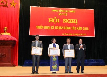 Đồng chí Tống Thanh Hải - UVBTV Tỉnh ủy, Phó Chủ tịch UBND tỉnh trao Bằng khen của UBND tỉnh cho các cá nhân có thành tích xuất sắc trong công tác y tế năm 2015