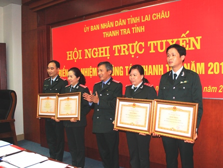 Đồng chí Phan Thăng Long - Phó Cục trưởng Cục I (Thanh tra Chính phủ) trao Bằng khen của Tổng Thanh tra Chính phủ cho các tập thể, cá nhân có thành tích trong công tác thanh tra