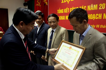 Đồng chí Phạm Ngọc Phương - TUV, Giám đốc Sở Giao thông - Vận tải tặng Giấy khen cho các tập thể hoàn thành xuất sắc nhiệm vụ năm 2016