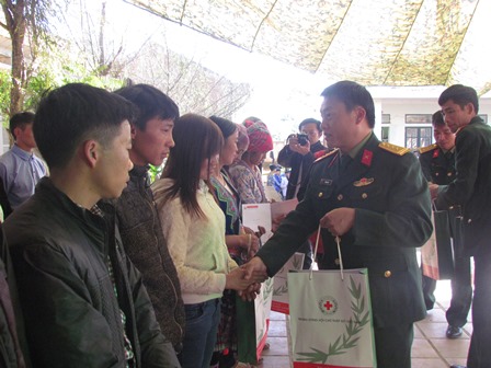 Thượng tá Thào A Pinh - Phó Chính ủy Bộ Chỉ huy quân sự tỉnh trao quà cho các gia đình có hoàn cảnh khó khăn trên địa bàn xã Sin Suối Hồ