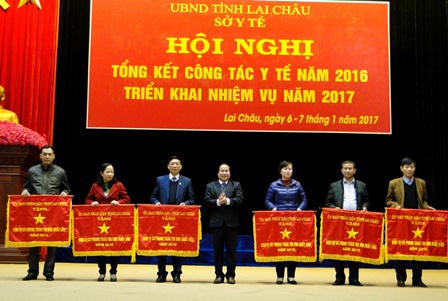 Đồng chí Tống Thanh Hải, Phó Chủ tịch Thường trực UBND tỉnh tặng Cờ thi đua của UBND tỉnh tặng Cờ thi đua cho các tập thể tiêu biểu hoàn thành xuất sắc nhiệm vụ năm 2015