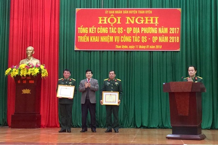 Đồng chí Nguyễn Ngọc Dũng, TUV, Bí thư Huyện ủy Than Uyên  trao Bằng khen của Bộ Tư lệnh quân khu II cho các cá nhân