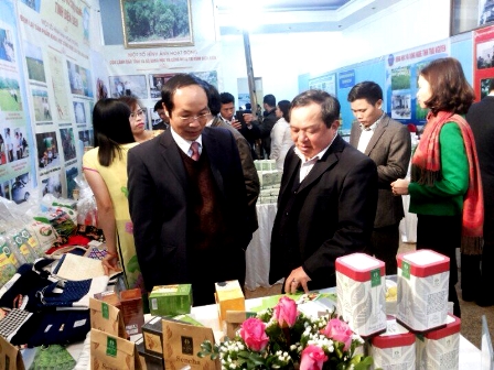 Các đại biểu thăm quan gian hàng tỉnh Lai Châu