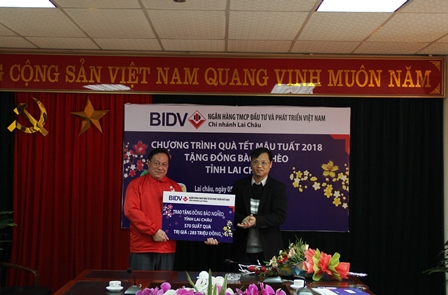 Đại diện Ngân hàng BIDV Chi nhánh Lai Châu trao quà Tết  tặng đồng bào nghèo qua lãnh đạo Hội chữ thập đỏ tỉnh