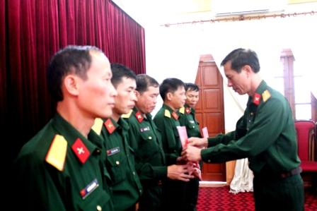 Đồng chí Đại tá Lê Huy Lượng, Phó Bí thư Thường trực Đảng ủy, Chính ủy Bộ CHQS tỉnh trao quyết định cán bộ được bổ nhiệm