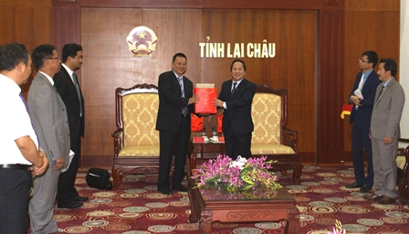 Đồng chí Trưởng đoàn công tác tặng tỉnh Lai Châu món quà lưu niệm