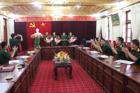 Đại tá Nguyễn Thế Kiên, Phó Bí thư Thường trực Đảng ủy,  Chính ủy Bộ CHQS tỉnh trao Quyết định cho các đồng chí  được điều động, bổ nhiệm