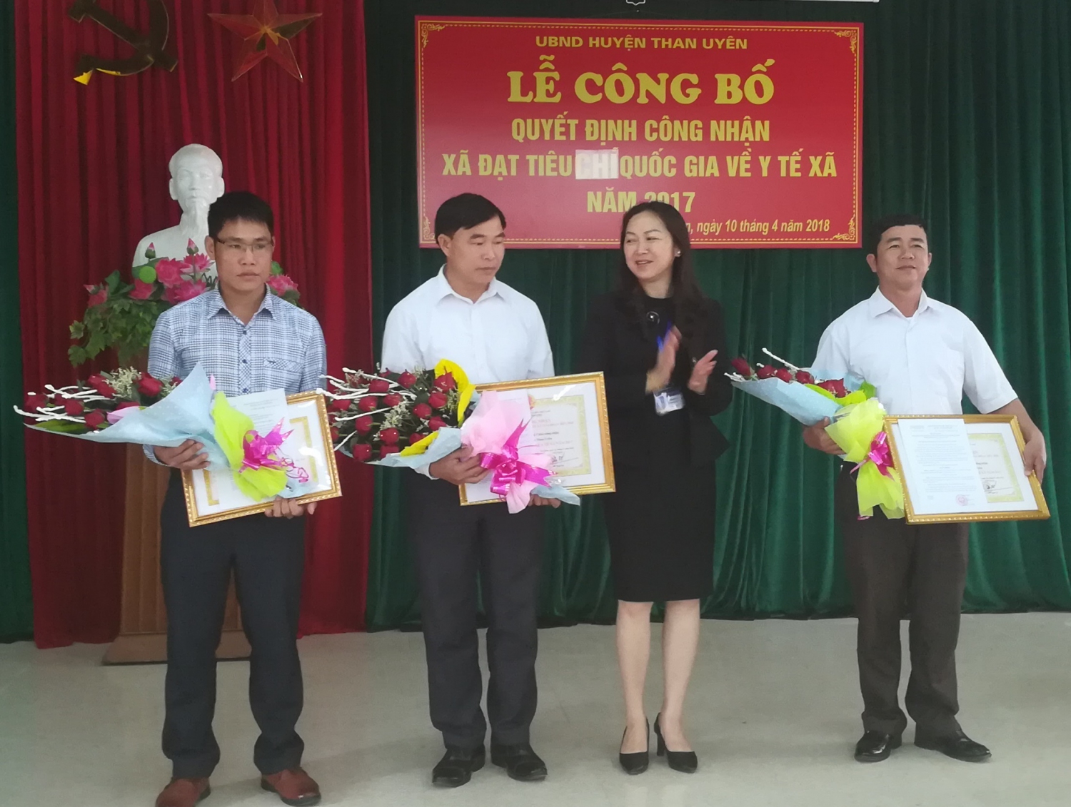   Lãnh đạo Sở Y tế tỉnh Lai Châu trao quyết định công nhận cho các xã