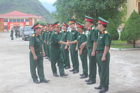 Thiếu tướng Ngô Văn Hùng, Phó Tư Lệnh Quân khu 2 thăm hỏi, động viên cán bộ, chiến sĩ Bộ CHQS tỉnh