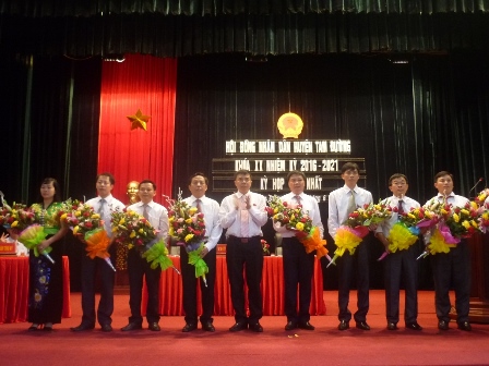 Đồng chí Hoàng Thọ Trung - TUV, Bí thư Huyện ủy tặng hoa chúc mừng TT HĐND, lãnh đạo các ban HĐND huyện Tam Đường khóa XX, nhiệm kỳ 2016-2021