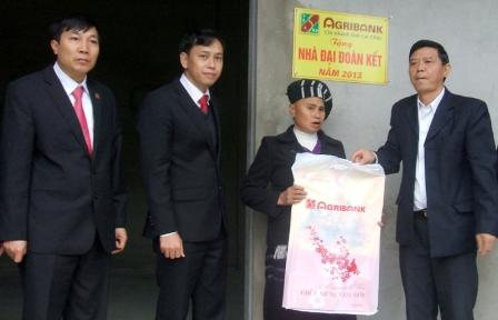Lãnh đạo MTTQ tỉnh và đại diện nhà tài trợ trao nhà Đại đoàn kết cho gia đình hộ nghèo Lò Thị Đi ở xã Bình Lư, huyện Tam Đường