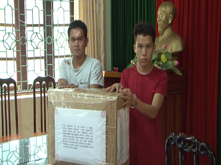 Hai đối tượng Sủng A Thai và Hờ A Chua cùng tang vật tại cơ quan điều tra