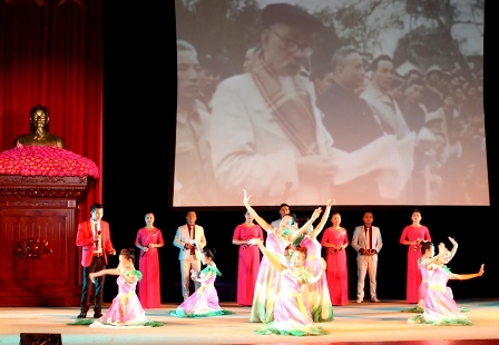 Tiết mục văn nghệ Hồ Chí Minh đẹp nhất tên người của Đoàn Nghệ thuật dân tộc Lai Châu mở đầu Chương trình