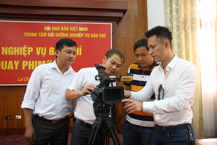 Giảng viên và học viên trao đổi kinh nghiệm trong sử dụng máy quay