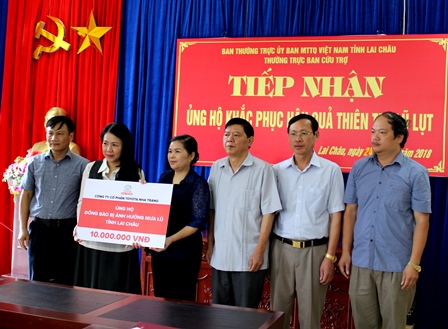 Lãnh đạo tỉnh tiếp nhận số tiền cứu trợ từ Tổng giám đốc Công ty Toyota Việt Nam, Chủ tịch Quỹ Toyota Việt Nam