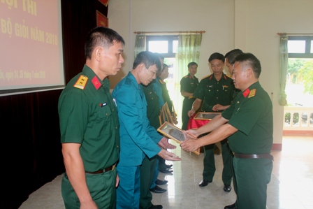 Đ/c Thượng tá Thào A Pinh, UVBTV Đảng ủy, Phó Chính ủy Bộ CHQS tỉnh trao giải cho các thí sinh
