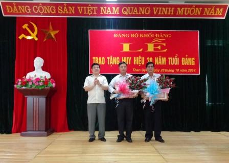 Đ/c Nguyễn Ngọc Dũng, TUV, Bí thư Huyện ủy trao Huy hiệu 30 năm tuổi Đảng cho 2 đảng viên