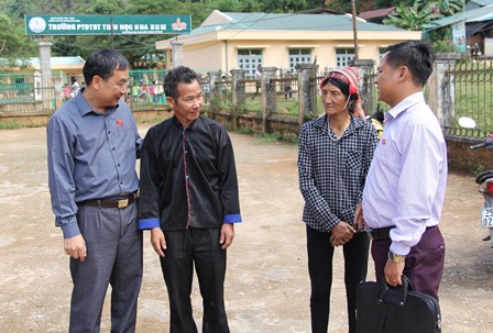 Các đồng chí trong Đoàn Đại biểu Quốc hội tỉnh trao đổi ý kiến  với cử tri xã Hua Bum (huyện Nậm Nhùn)