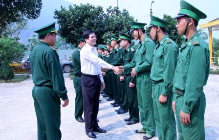 Phó Bí thư Thường trực Tỉnh ủy Đỗ Ngọc An thăm hỏi, động viên cán bộ, chiến sỹ Đồn Biên phòng Hua Bum, huyện Nậm Nhùn (ảnh: KK)
