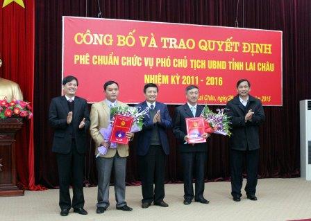   Các đồng chí lãnh đạo tỉnh, thành phố Lai Châu tặng hoa chúc mừng 2 đồng chí tân Phó chủ tịch UBND tỉnh