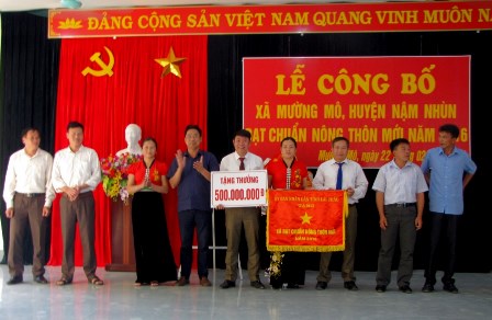   Đồng chí Lê Trọng Quảng - Phó Chủ tịch UBND tỉnh trao Quyết định công nhận đạt chuẩn NTM, Cờ thi đua cho xã Mường Mô